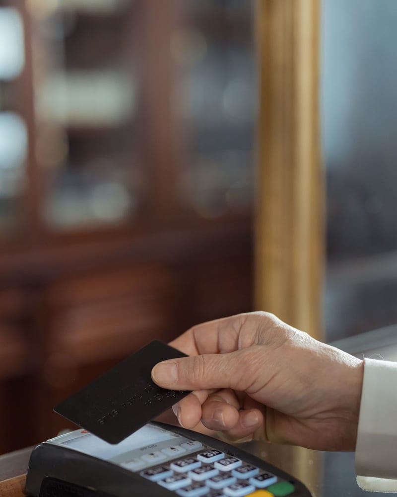 Client paying by card at a payment terminal